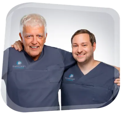 Dr. Michael Gaebel und Simon Schneckenburger Arm in Arm in Praxiskleidung